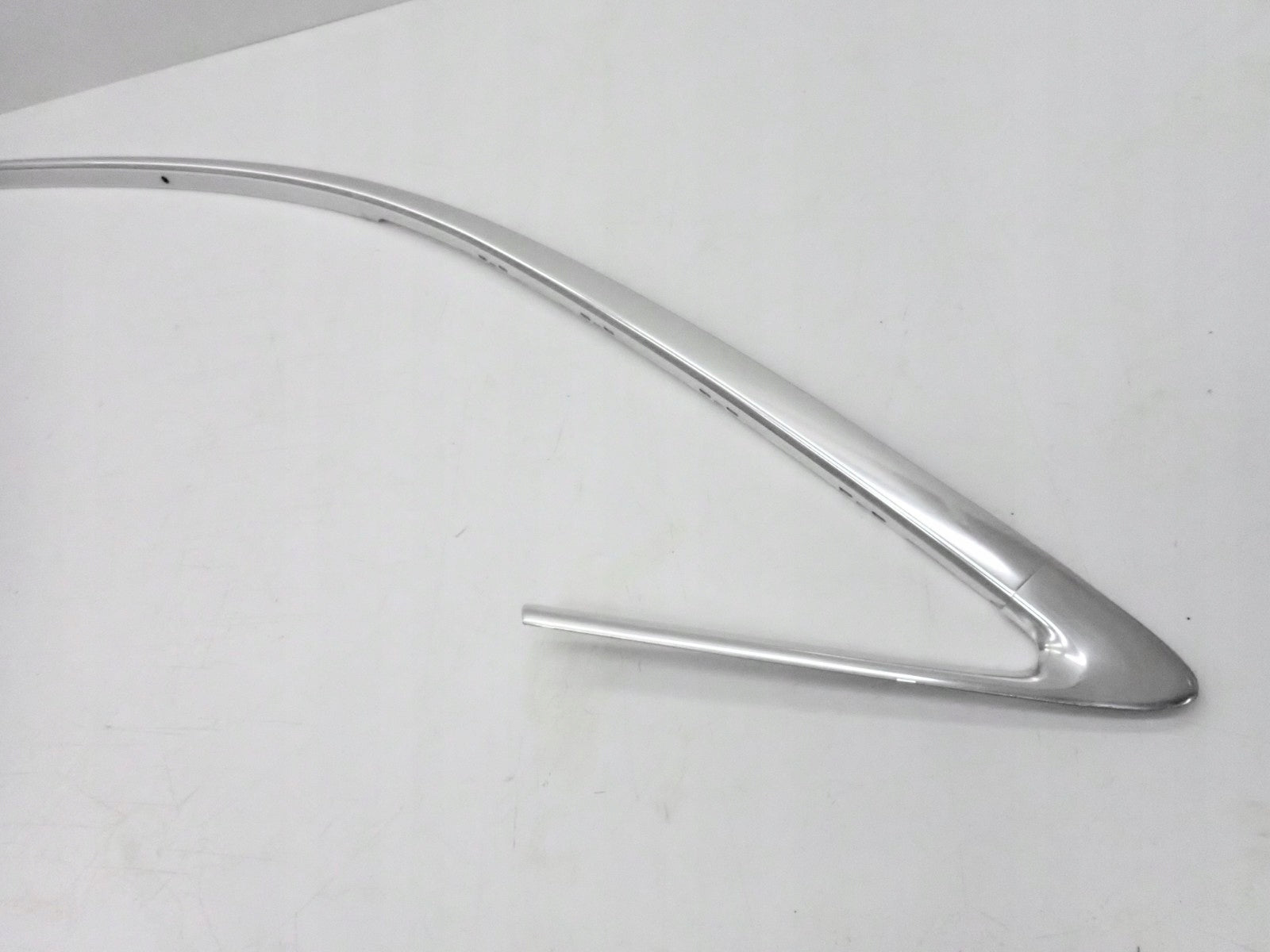 Ornament cromat pentru plafon (stânga) A8/S8 Quattro 4H (2010–2017)